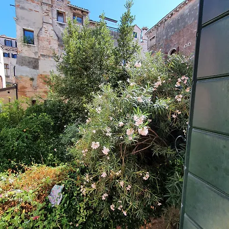 Residenza Degli Angeli Hotel *